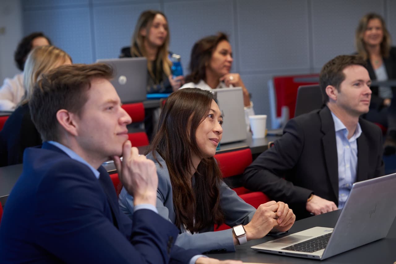 groupe-alumni-assis-amphitheatre-1